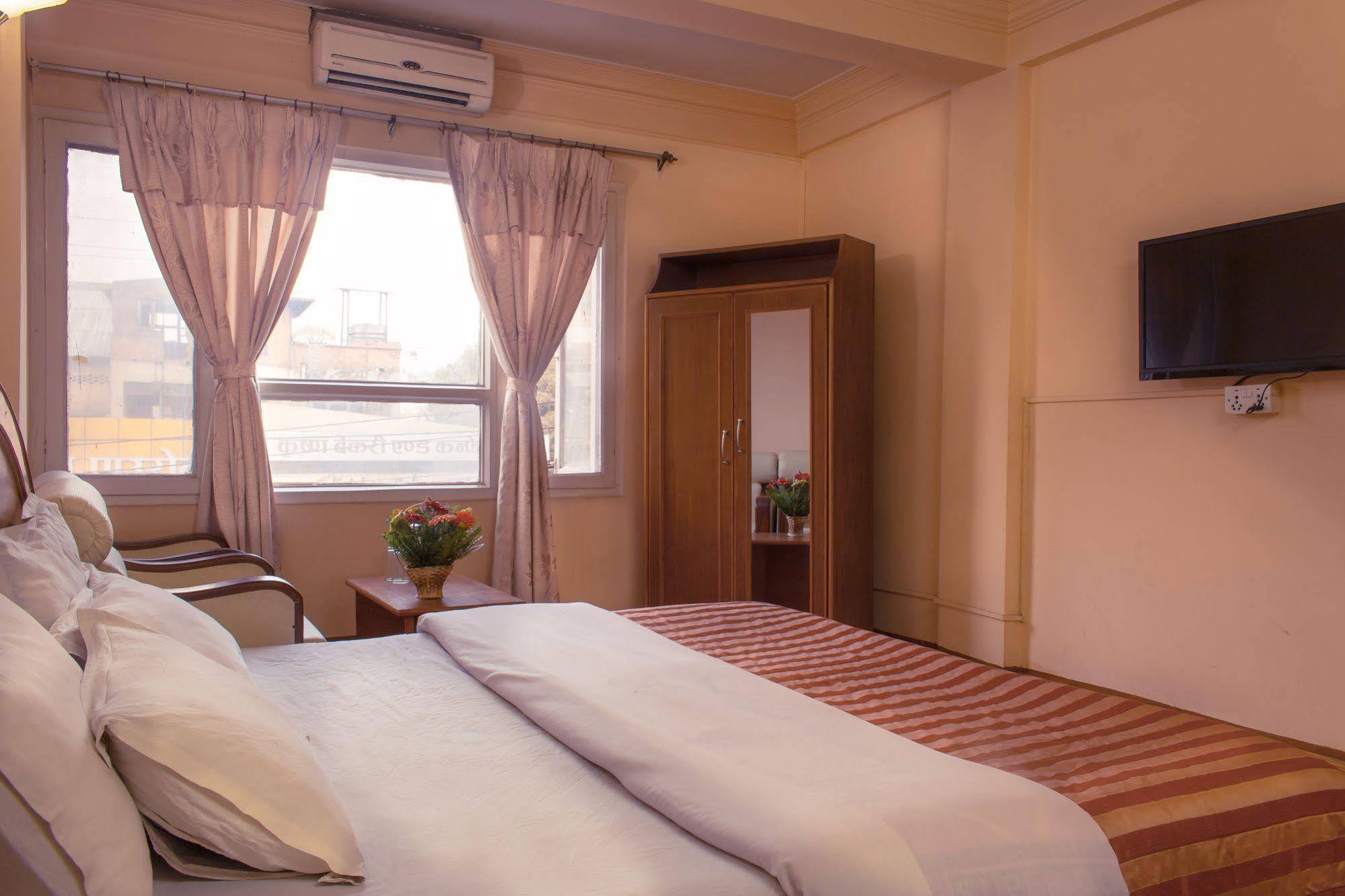 Hotel Kamal Катманду Экстерьер фото